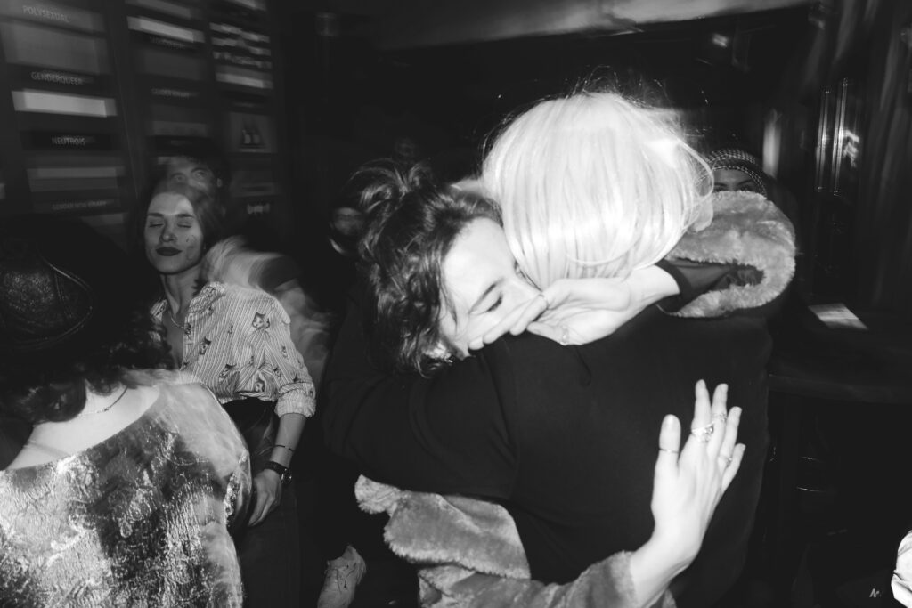 Das Bild zeigt Menschen, die sich herzlich umarmen | Media Monday #750