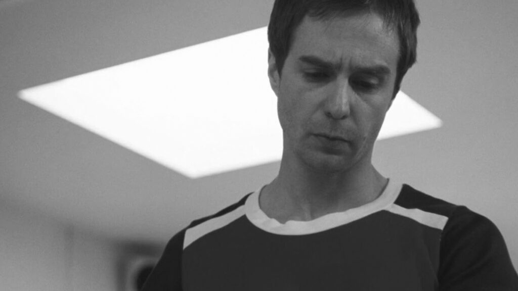 Das Bild zeigt Sam Bell (gespielt von Sam Rockwell) aus "Moon" in seiner Einsamkeit im Raumschiff | Top 5 einsame Individuen im Film