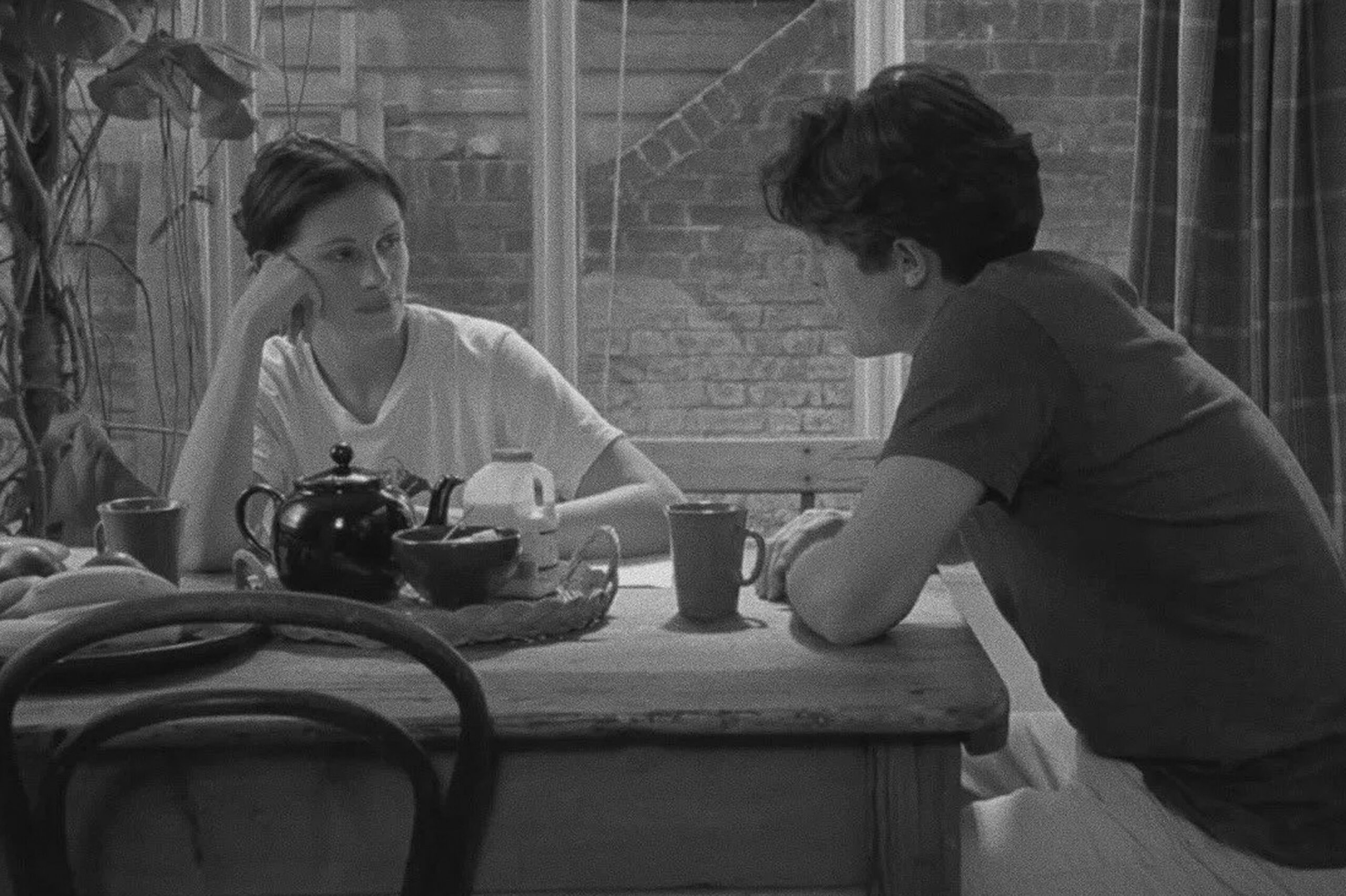 Das Bild zeigt Julia Roberts und Hugh Grant in einer Frühstückszene im Film "Notting Hill" | Media Monday #752