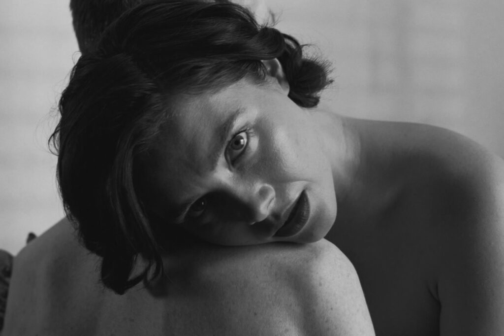 Das Bild zeigt Florence Pugh und Cillian Murphy in einer intimen Szene im Film "Oppenheimer" von Christopher Nolan | Media Monday #752