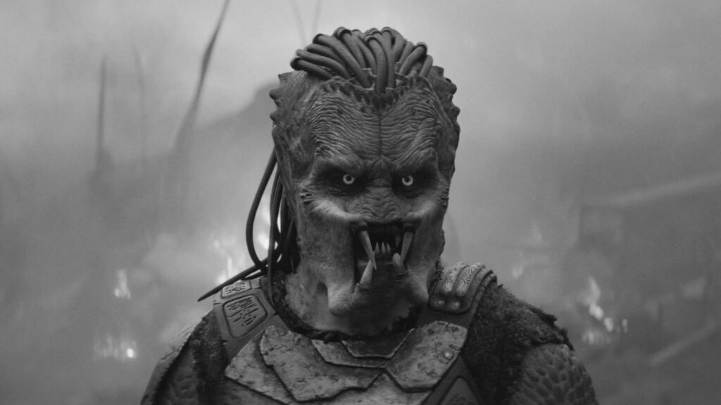 Dek, der Yautja aus Predator: Badlands schaut in Nahaufnahme in die Kamera | Predator: Badlands