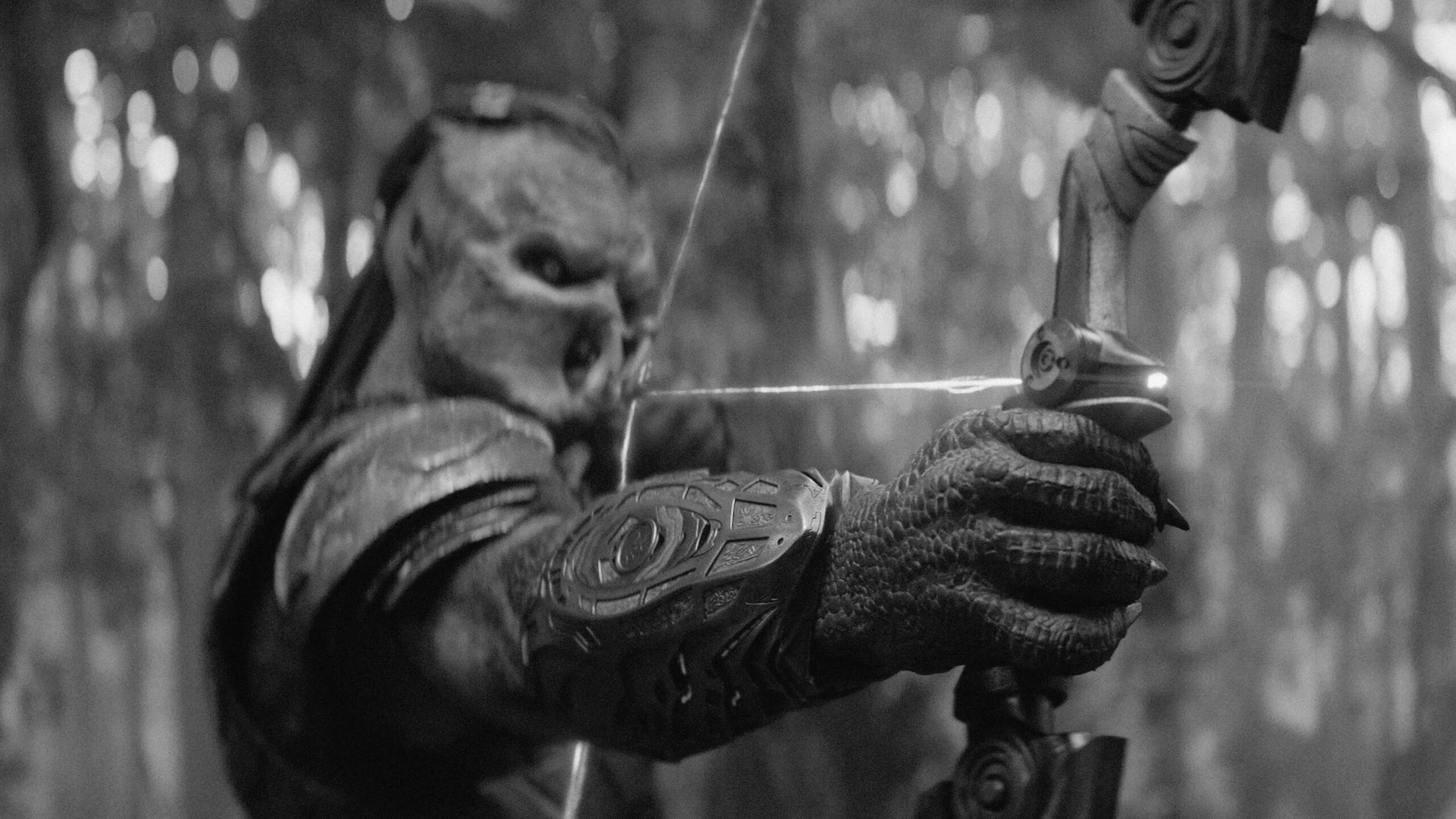 Dek aus Predator: Badlands spannt einen Bogen, statt einem Pfeil ist in der Sehne ein Laserstrahl