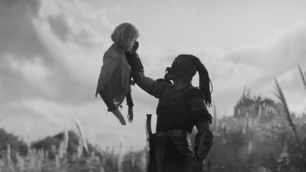 Dek hebt den Oberkörper der Androiden Thea hoch