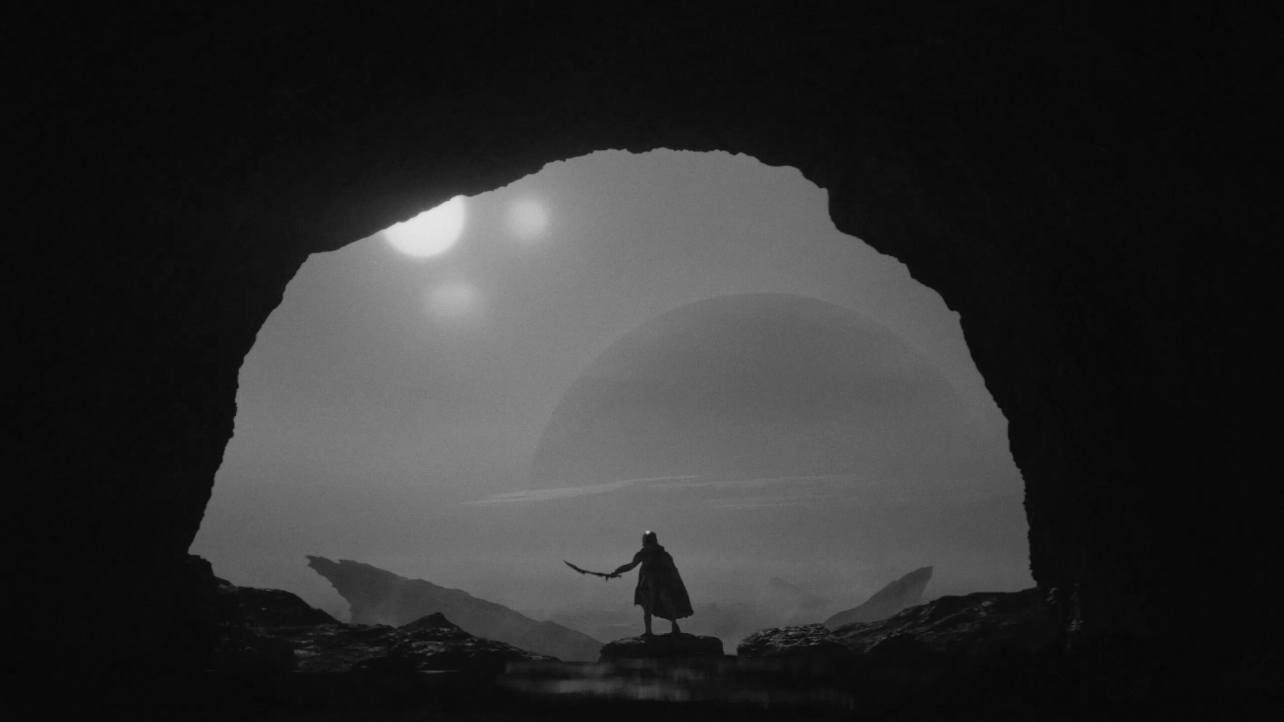 Der Eingang einer Höhle, dort steht eine Gestalt mit Schwert, im Hintergrund sehen wir einen großen Planeten am Horizont und eine Sonne