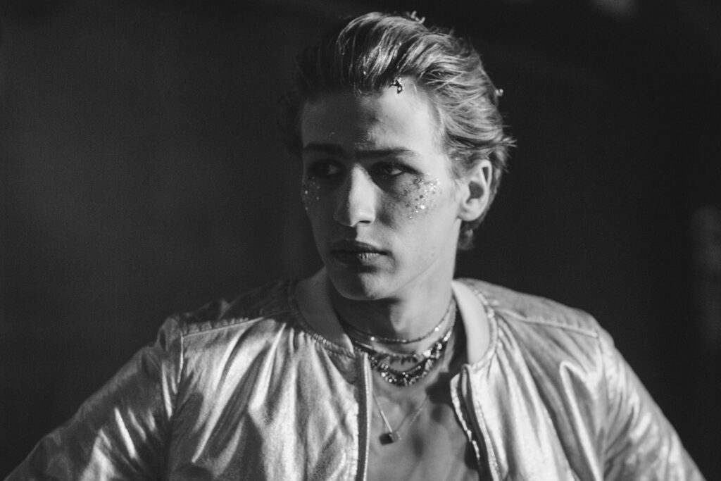 Das Bild zeigt Andrea (gespielt von Mattia Carrano) aus der Serie "Prisma" | Media Monday #750