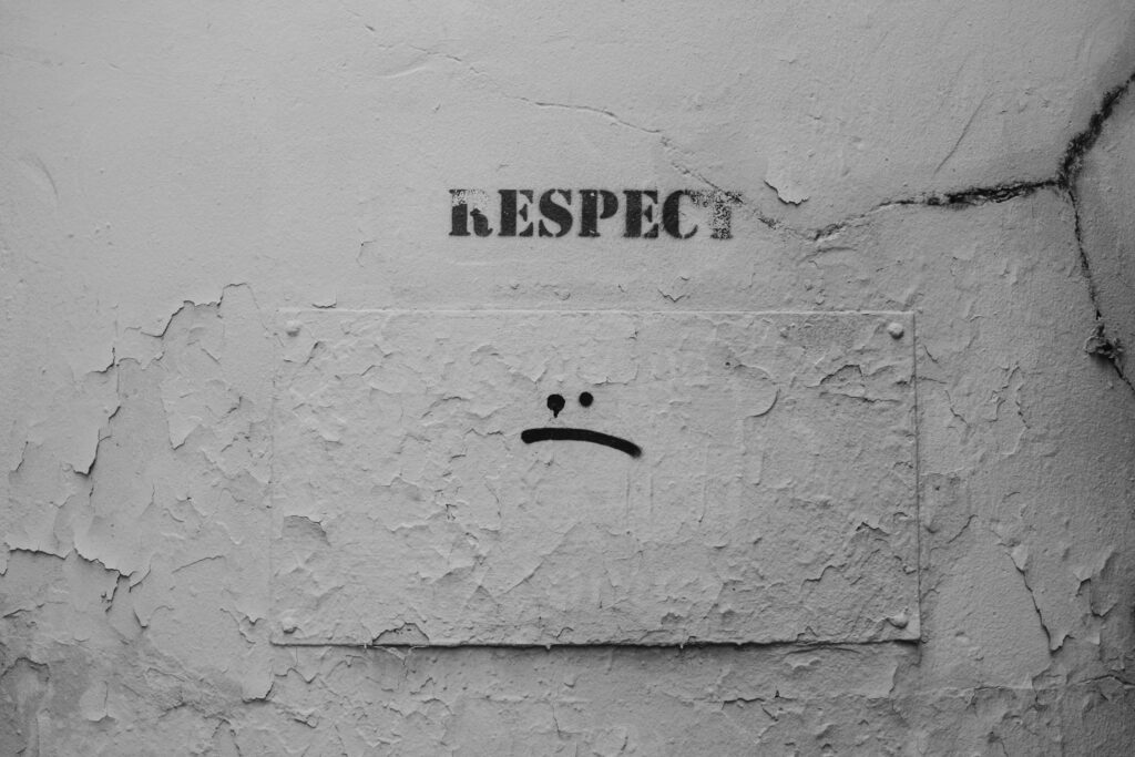 Das Bild zeigt das Wort "Respect", das auf einer Wand steht. Darunter ist ein Smiley mit einem weinenden Gesicht gezeichnet | Media Monday #750