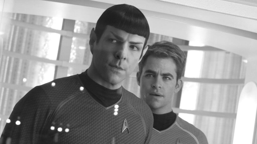 Spock (Zachary Quinto) und Kirk (Chris Pine) stehen im Transporterraum. | Top 5 Technologien aus Filmen
