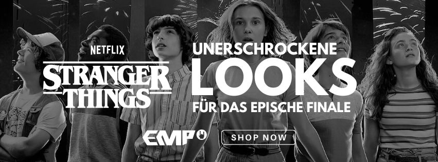 ALT-Text: Schwarz-weißes Promo-Bild zur Netflix-Serie „Stranger Things“ mit sechs Jugendlichen, die nebeneinander stehen und nach oben blicken; im Hintergrund bunte Feuerwerke. Textaufschrift: „Unerschrockene Looks für das epische Finale“ sowie „EMP – Shop Now“.