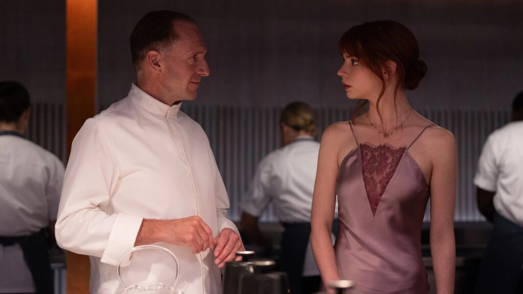 Ralph Finnies und Anya Taylor-Joy stehen sich gegenüber im Film "The Menu"