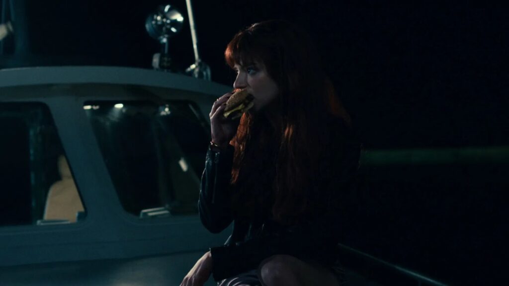 Anya Taylor-Joy beißt in einen Cheeseburger im Film "The Menu" | Top 5 Filme über Essen