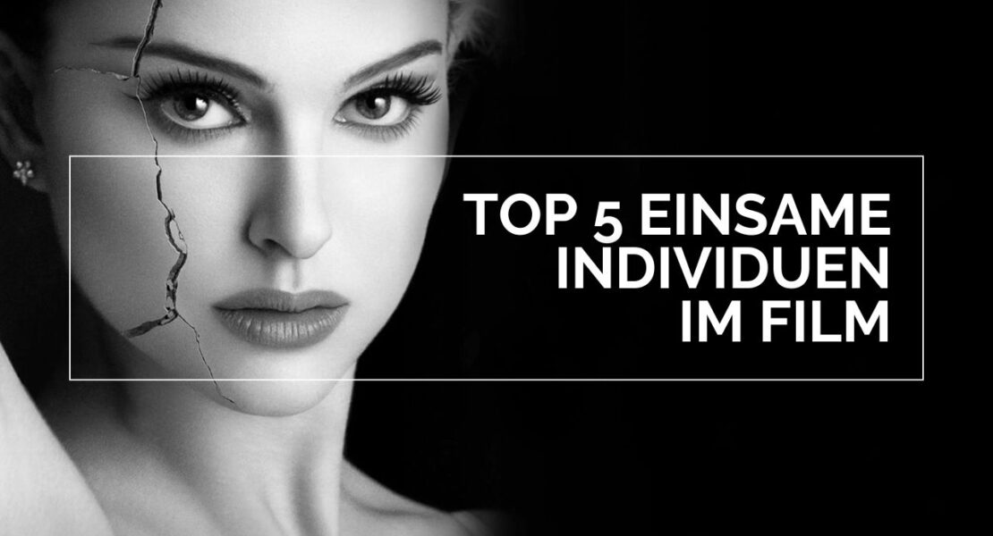 Schwarz-weißes Porträt einer jungen Frau mit ernstem Blick und starkem Augen-Make-up. Die linke Gesichtshälfte zeigt eine auffällige Rissstruktur, die psychische Zerrissenheit symbolisiert. Rechts im Bild steht in weißer Schrift: „TOP 5 EINSAME INDIVIDUEN IM FILM“. Die Frau ist Nina Sayers aus dem Film Black Swan.