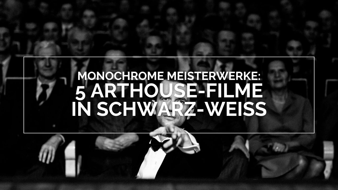 Schwarz-weißes Porträt eines Mannes der mit der Hand auf den Betrachter zeigt. Im Hintergrund sind sitzende Menschen zu sehen. Über seinem Gesicht steht in weißer Schrift: „Monochrome Meisterwerke: 5 Arthouse Filme in Schwarz-Weiß“. Der Mann ist Wiktor Warski (Tomasz Kot) aus dem Film "Cold War - Der Breitengrad der Liebe".