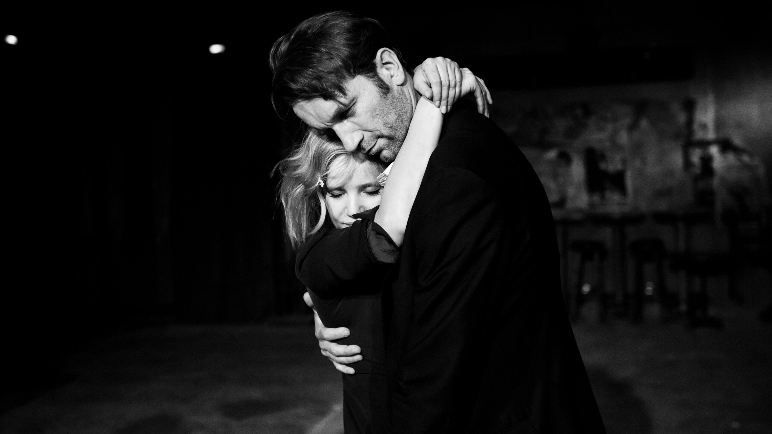 Zula und Wiktor in inniger Umarmung.