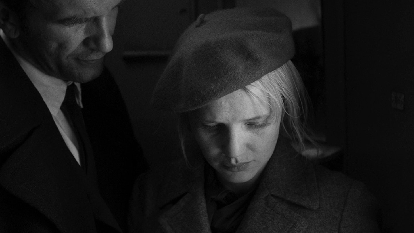 Zula (Joanna Kulig) und Wiktor (Tomasz Kot). Sie schaut traurig auf den Boden. Er schaut sie traurig an.