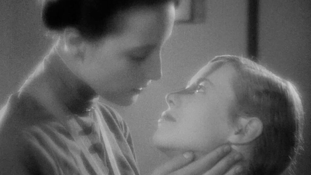 Manuela (Hertha Thiele) und Fräulein von Bernburg (Dorothea Wieck) in inniger Umarmung. | Monochrome Meisterwerke