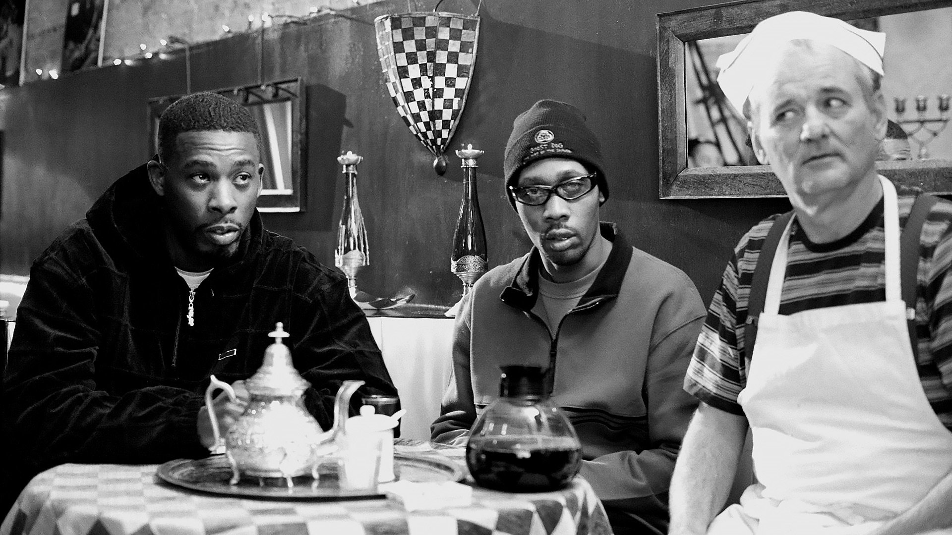 RZA, GZA und Bill Murray sitzen in einem Diner. | Monochrome Meisterwerke