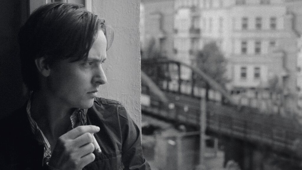 Niko (Tom Schilling) schaut nachdenklich aus dem Fenster.