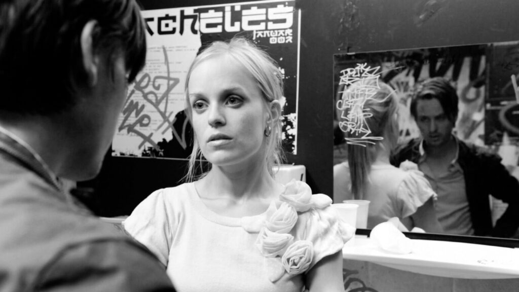 Julika (Friederike Kempter) und Niko (Tom Schilling) stehen in einer öffentlichen Toilette. | Monochrome Meisterwerke