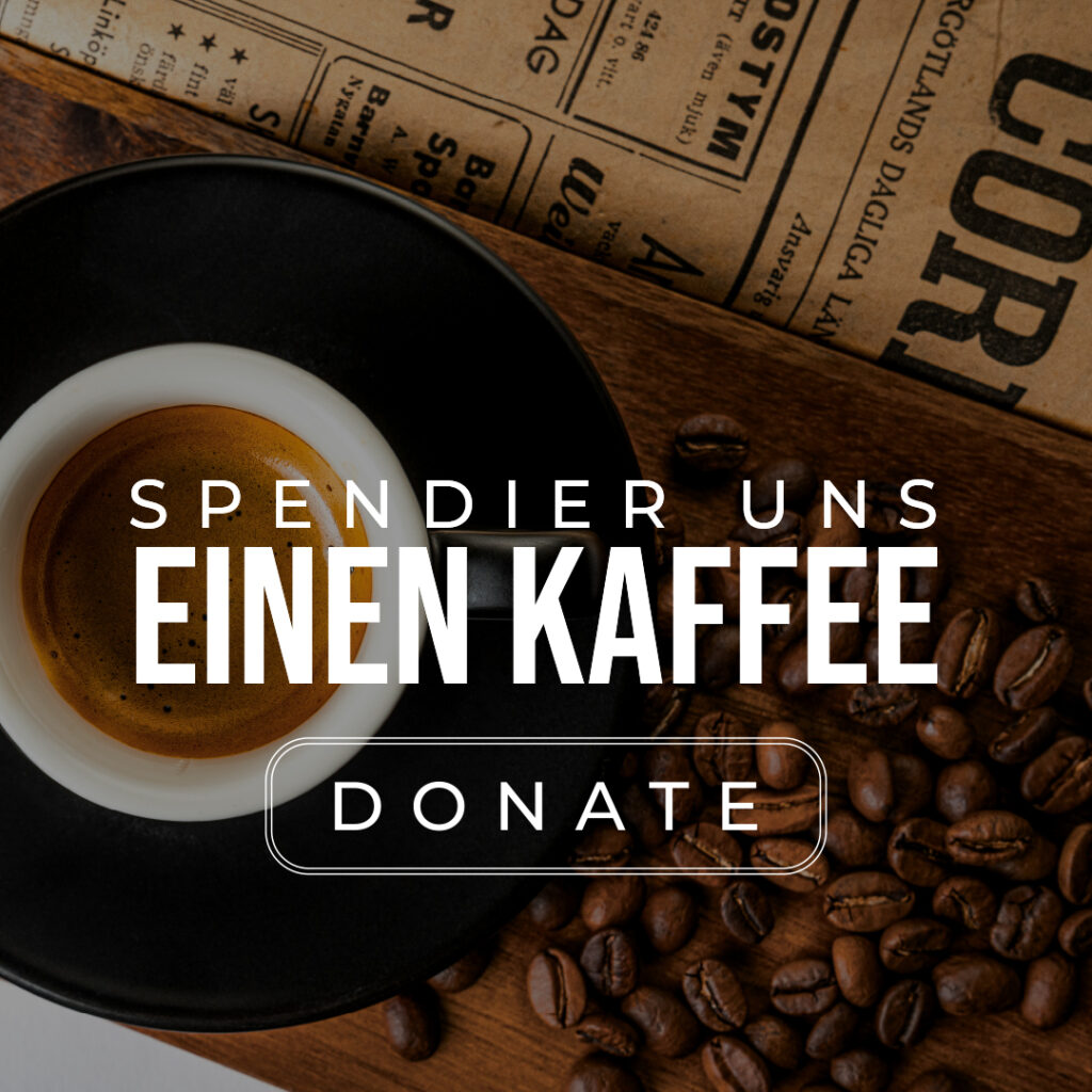 Fotografie mit gemütlicher Kaffeehaus-Atmosphäre. Im Vordergrund steht eine schwarze Espressotasse mit Untertasse auf einem hölzernen Tisch, umgeben von verstreuten Kaffeebohnen. Im Hintergrund liegt eine Zeitung, teilweise sichtbar. Überlagert ist der Schriftzug „SPENDIER UNS EINEN KAFFEE“ in weißer Großschrift, darunter ein grafisches Element mit der Aufschrift „DONATE“. Die Szene wirkt einladend und klassisch, als freundlicher Spendenaufruf im Stil einer kleinen Geste.