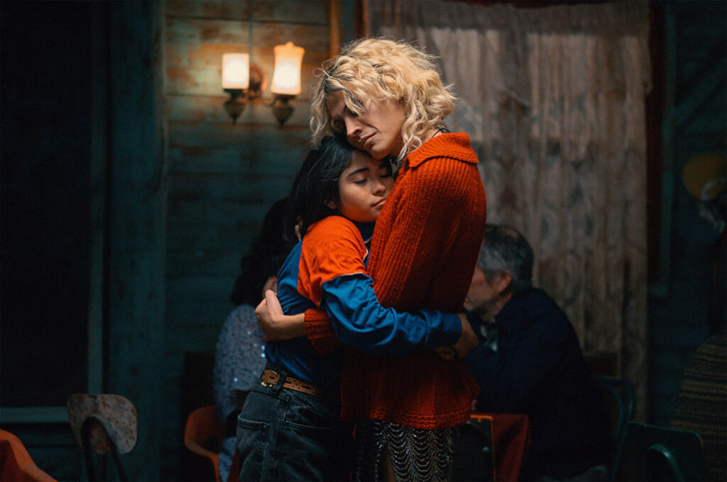 Das Bild zeigt Tamara Cortés und Matías Catalán in einer Szene des Films Der geheimnisvolle Blick des Flamingos