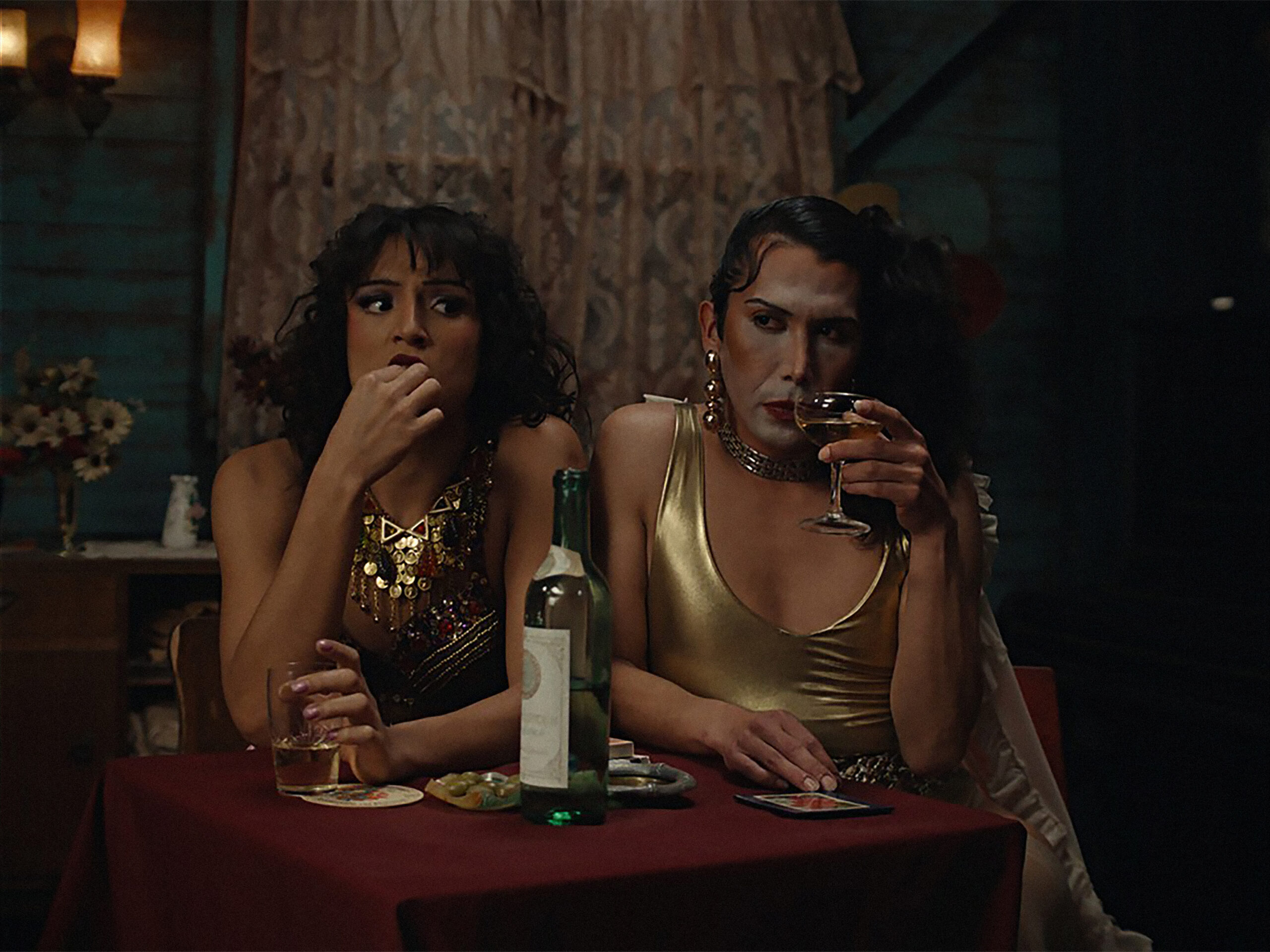 Das Bild zeigt zwei Transvestiten in einer Szene des Films Der geheimnisvolle Blick des Flamingos