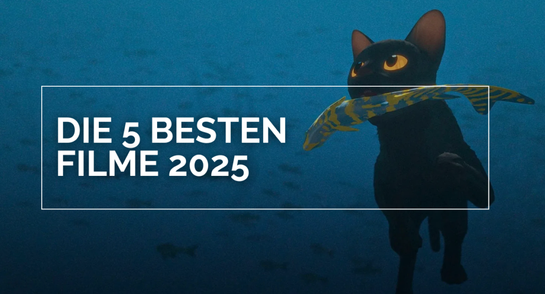 Das Bild zeigt eine animierte Katze aus dem Film "Flow", die schwimmend einen Fisch im Maul trägt, darüber steht in weißen Lettern "Die 5 besten Filme 2025"