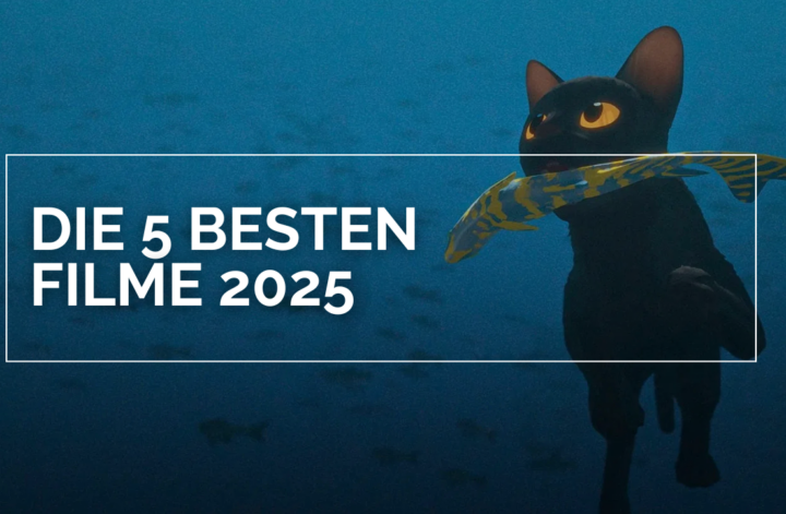 Das Bild zeigt eine animierte Katze aus dem Film "Flow", die schwimmend einen Fisch im Maul trägt, darüber steht in weißen Lettern "Die 5 besten Filme 2025"