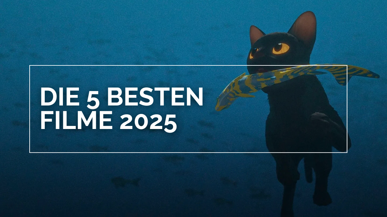 Das Bild zeigt eine animierte Katze aus dem Film "Flow", die schwimmend einen Fisch im Maul trägt, darüber steht in weißen Lettern "Die 5 besten Filme 2025"