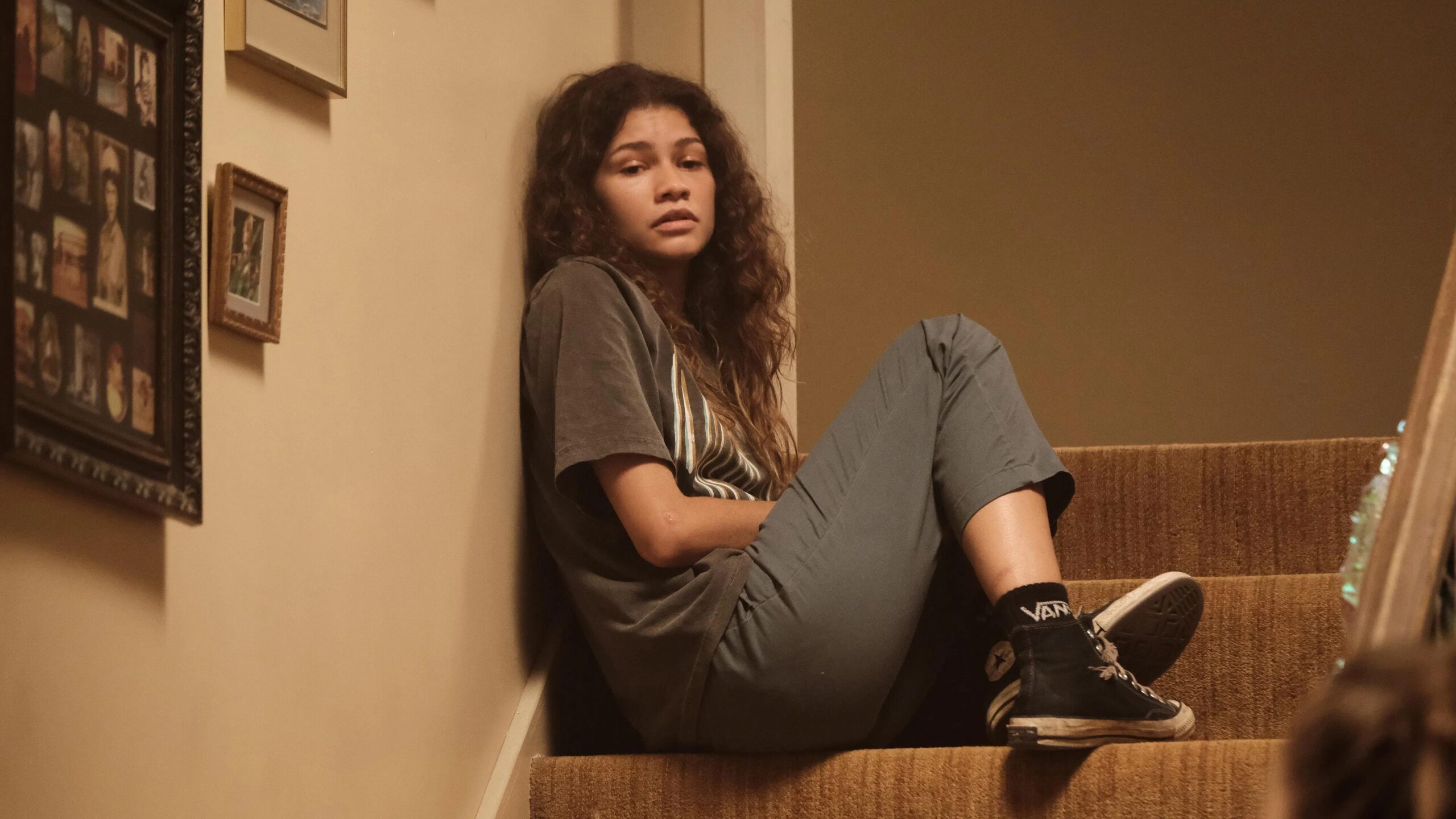 Das Bild zeigt Zendaya sitzend auf einer Treppe. Sie spielt die drogensüchtige Rue in der Serie "Euphoria"