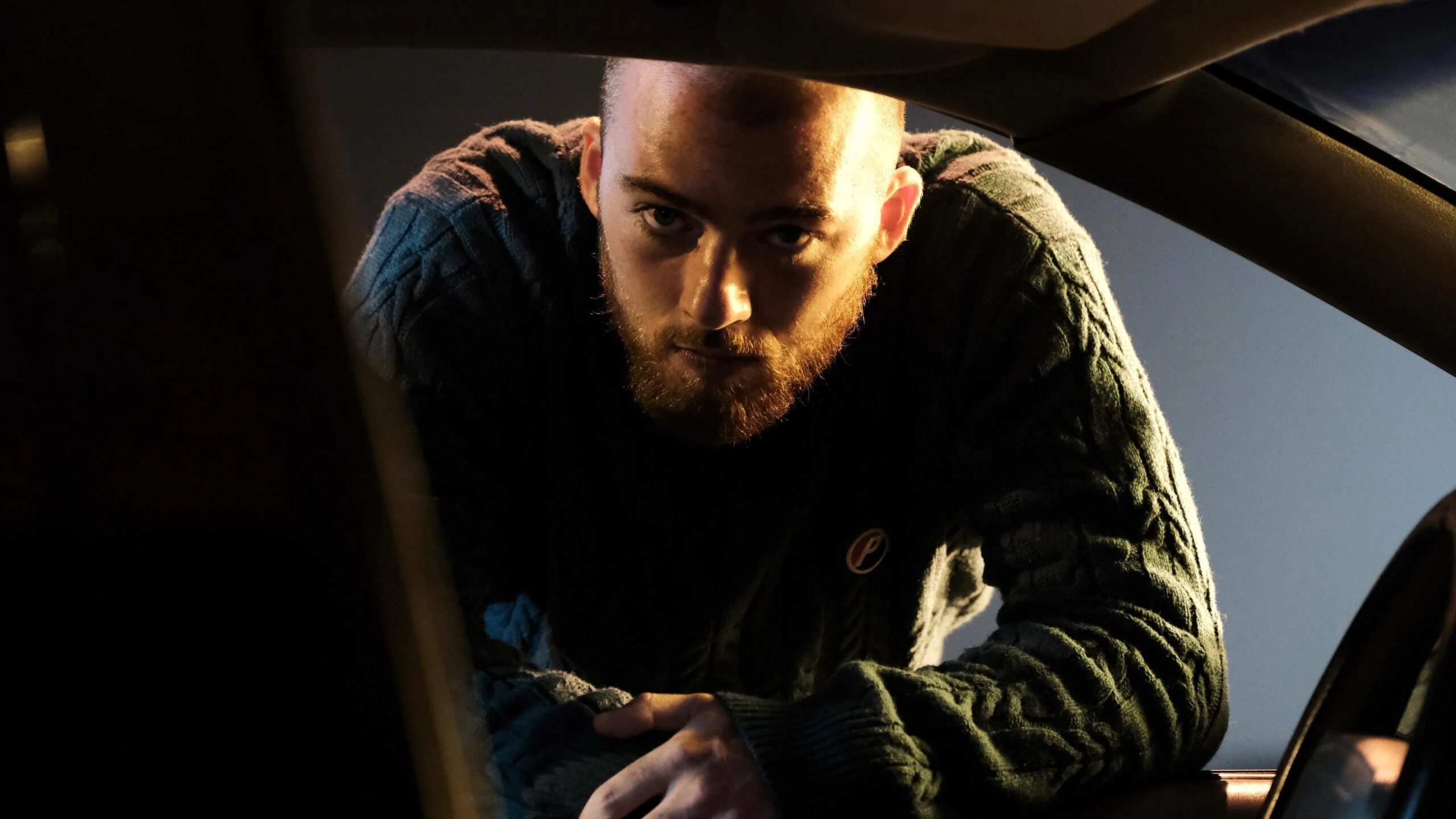 Das Bild zeigt Angus Cloud in seiner Rolle als Fezco „Fez“ in der Serie "Euphoria".