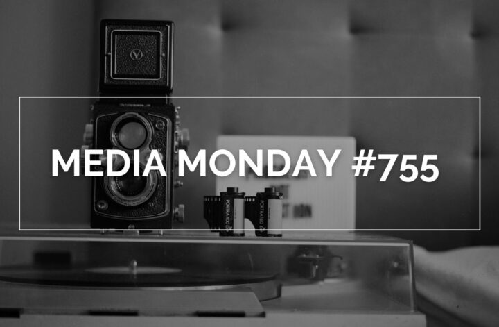 Monochromes Foto mit nostalgischem Flair: Im Vordergrund ein Plattenspieler mit Vinyl unter einer transparenten Haube, dahinter zwei Filmrollen mit der Aufschrift „PORTRA 400“ und eine klassische Zweiobjektivkamera. Im Hintergrund ein unscharfes Letterboard und eine gepolsterte Wand. Überlagert ist ein weißer Rahmen mit dem Schriftzug „MEDIA MONDAY #755“. Die Szene vermittelt Retro-Ästhetik und mediale Leidenschaft.