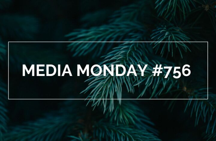 Das Bild zeigt einen Ausschnitt eines Nadelbaums. Davor steht in weißen Lettern in einem weißen Rahmen: Media Monday #756