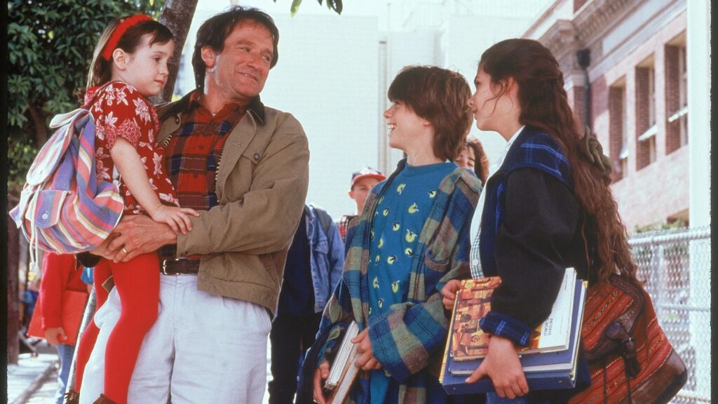 Das Bild zeigt Robin Williams im Film "Mrs. Doubtfire" mit seinen Kindern