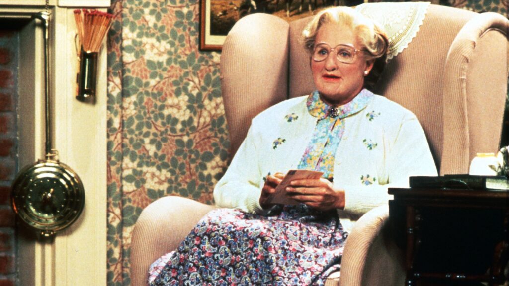 Das Bild zeigt Robin Williams im Film "Mrs. Doubtfire", verkleidet als Mrs Doubtfire | Die 5 besten Familienfilme für die Feiertage