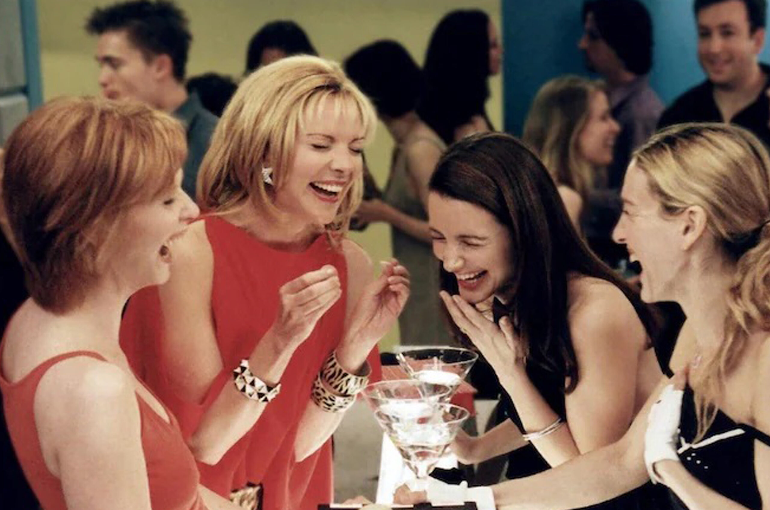 Das Bild zeigt von links: Miranda, Samantha, Charlotte und Carrie, lachend in einer Bar aus der Serie "Sex and the City" | Media Monday #753