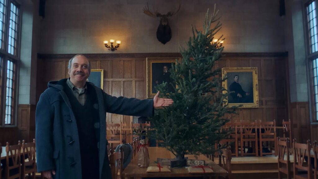 Pauk Giamatti im Film "The Holdovers" präsentiert einen etwas schrägen Weihnachtsbaum | Die 5 besten Familienfilme für die Feiertage
