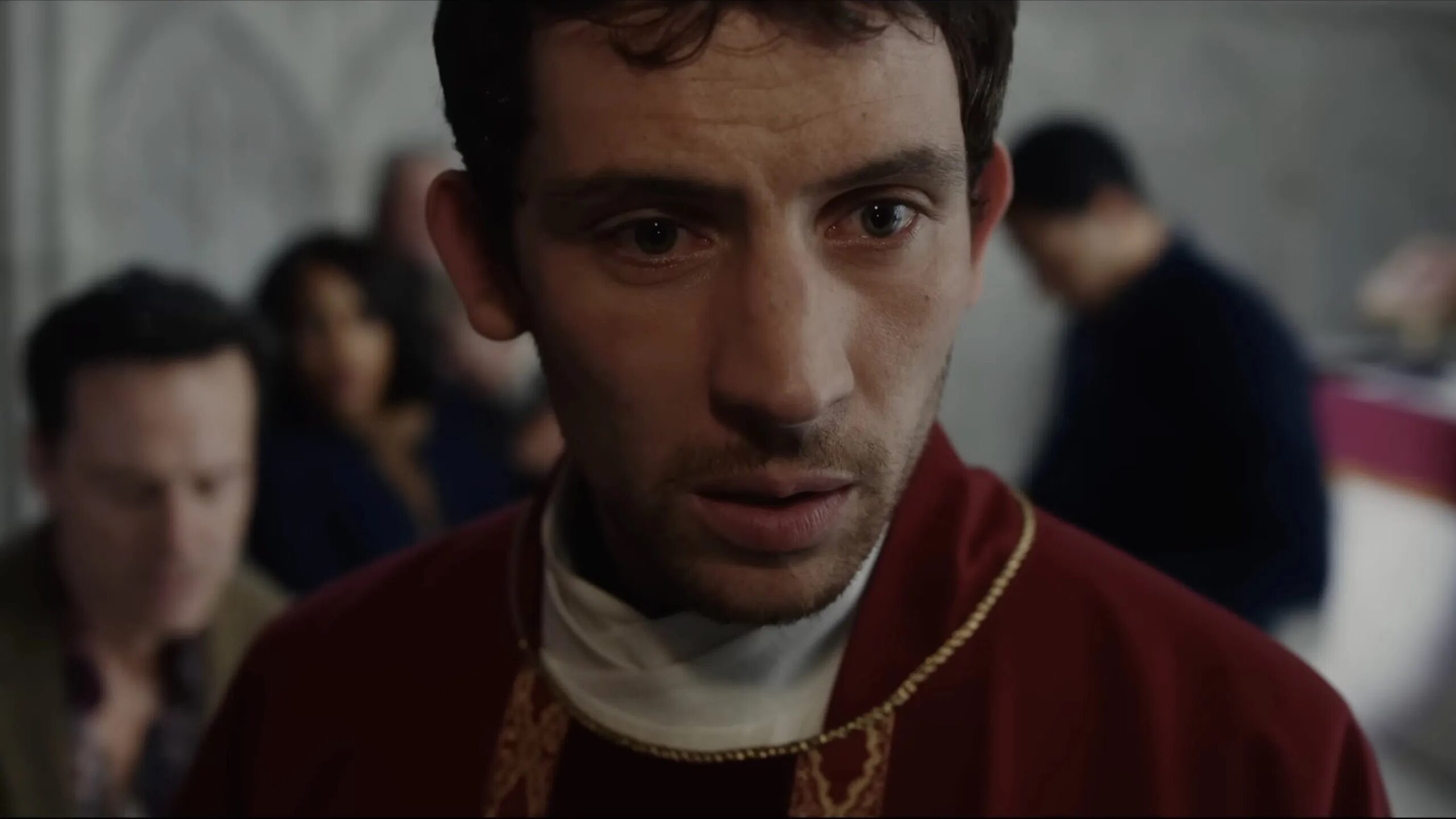 Das Bild zeigt Josh O’Connor in einer Szene aus "Wake Up Dead Man: A Knives Out Mystery"