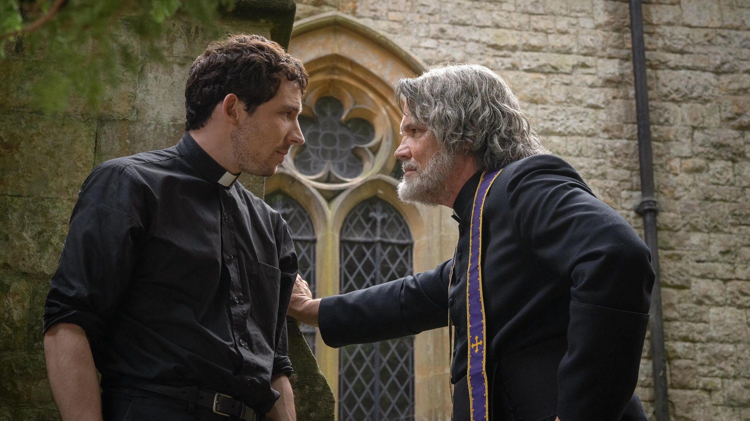 Das Bild zeigt Josh O’Connor (links) und Josh Brolin in "Wake Up Dead Man: A Knives Out Mystery"