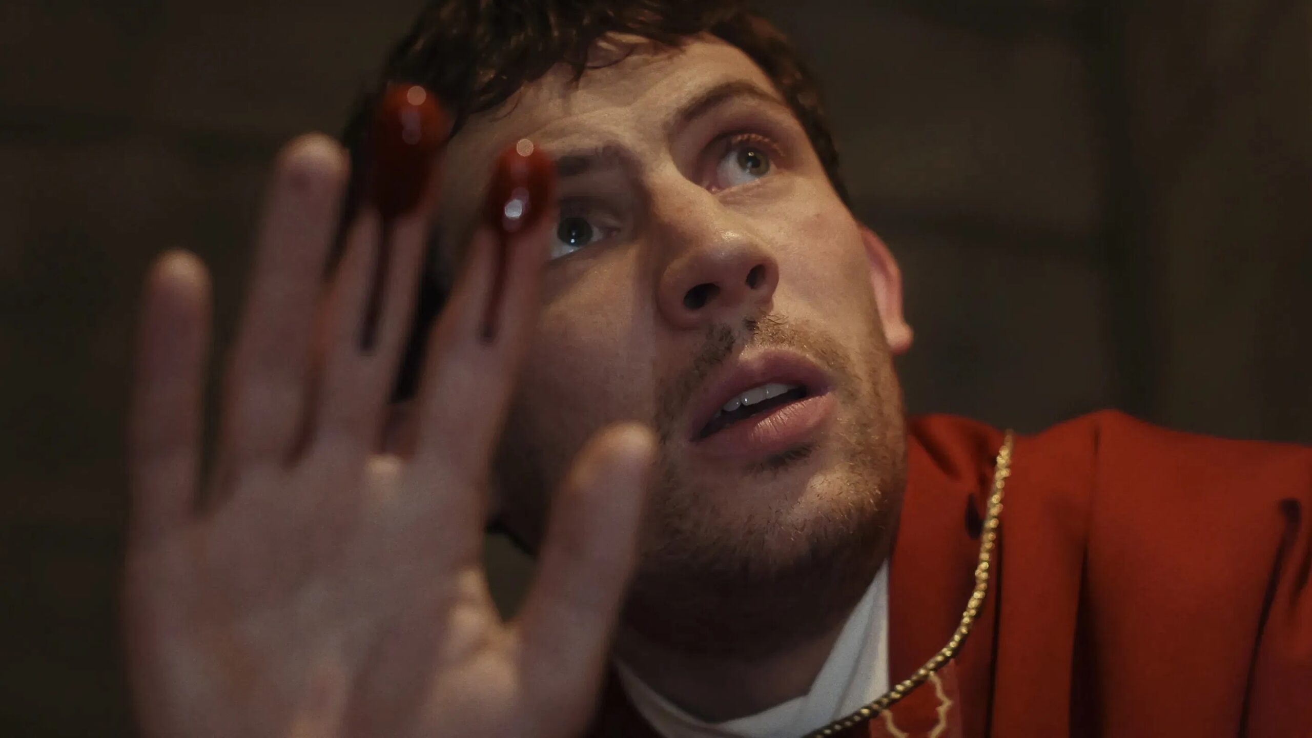 Das Bild zeigt Josh O’Connor in einer Szene aus "Wake Up Dead Man: A Knives Out Mystery"