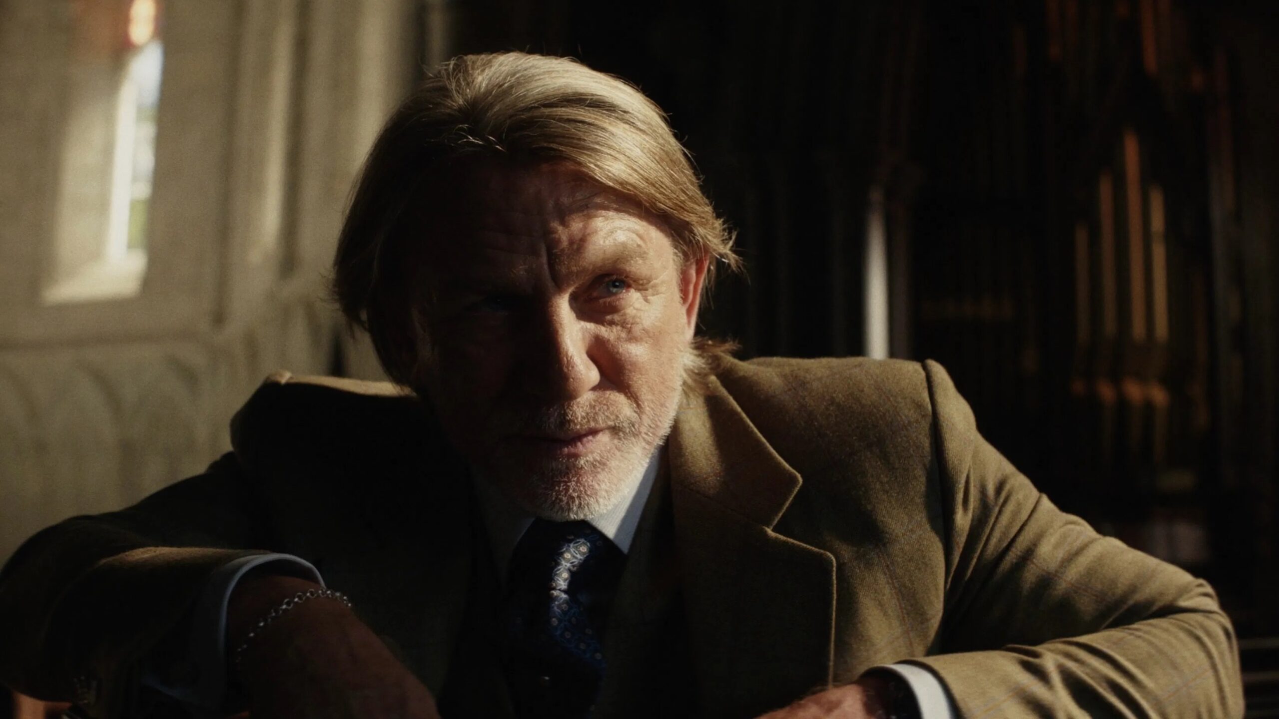 Das Bild zeigt Daniel Craig als Benoit Blanc in einer Szene aus "Wake Up Dead Man: A Knives Out Mystery"