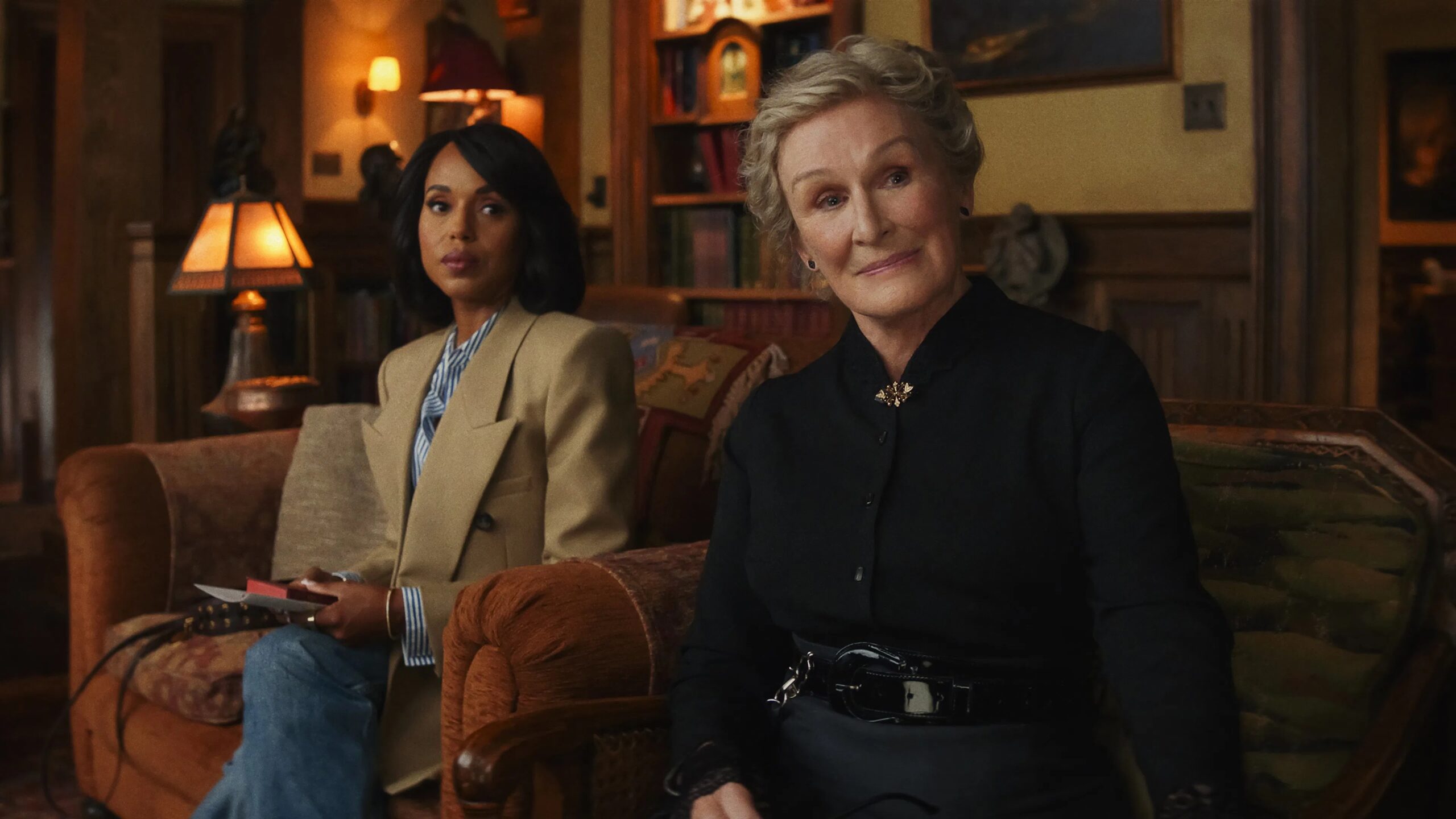 Das Bild zeigt Glenn Close (rechts) und Kerry Washington in "Wake Up Dead Man: A Knives Out Mystery"