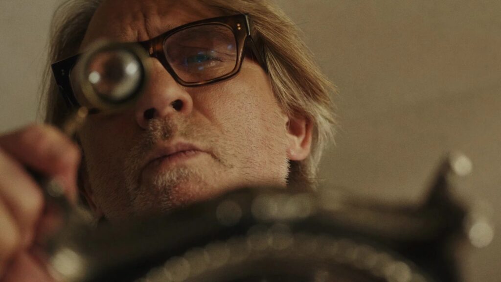 Das Bild zeigt Benoit Blanc (Daniel Craig) bei den Ermittlungen in "Wake Up Dead Man: A Knives Out Mystery"