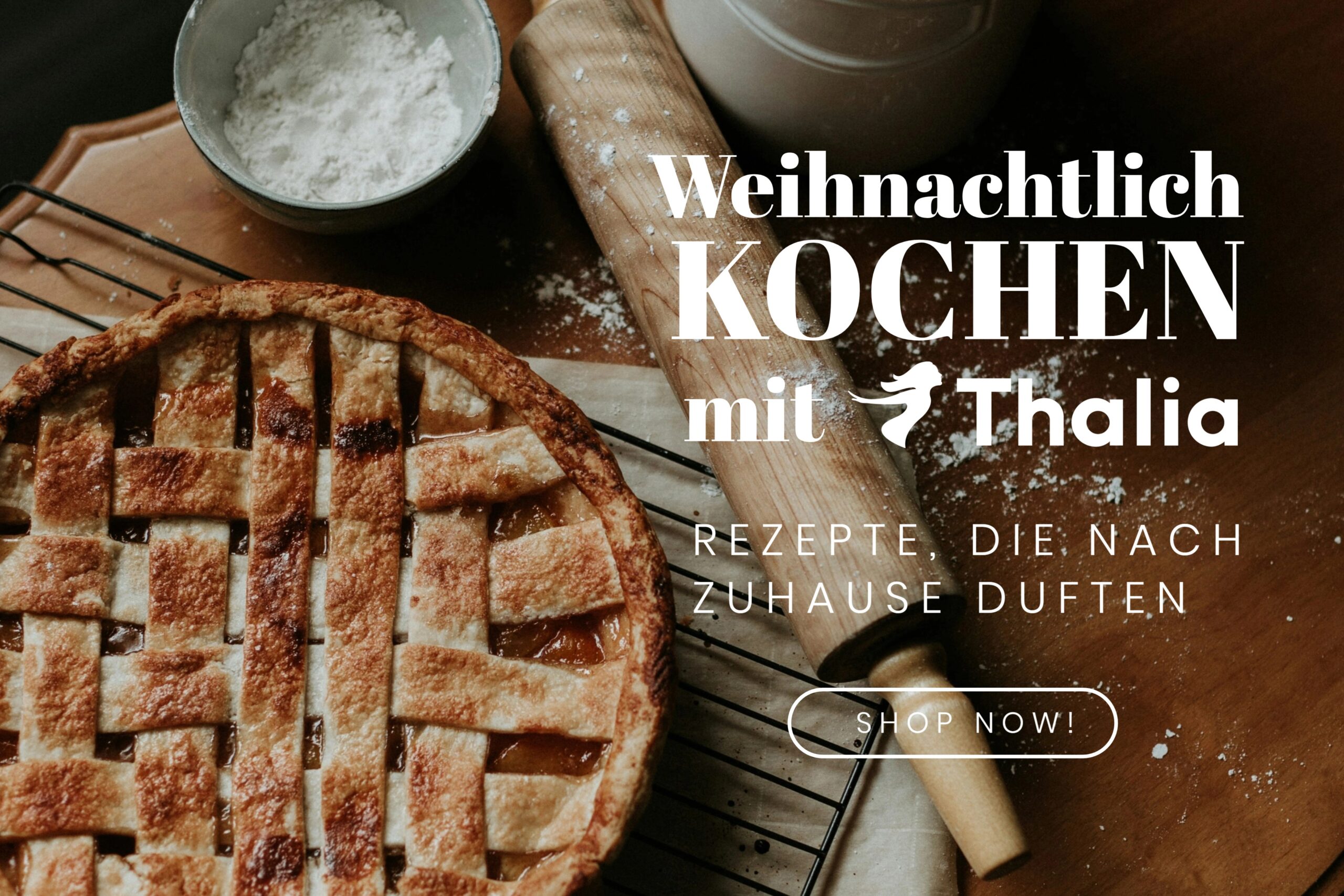 Rustikale Backszene mit einem frisch gebackenen, goldbraunen Gitterkuchen auf einem Abkühlgitter, umgeben von Mehl, einem Holz-Nudelholz und Backutensilien auf einer bemehlten Holzoberfläche – stimmungsvolle Weihnachtsküche mit dem Schriftzug ‚Weihnachtlich Kochen mit Thalia – Rezepte, die nach Zuhause duften