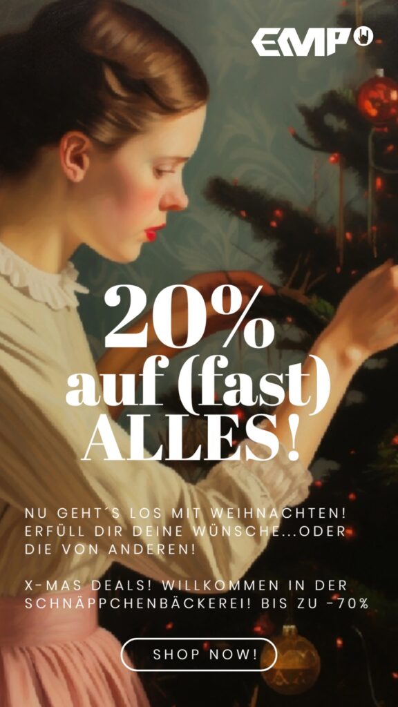 Vintage-Weihnachtswerbung mit einer Frau in traditioneller Kleidung, die einen festlich geschmückten Weihnachtsbaum dekoriert. Umgeben von roten Kugeln und Lichtern vermittelt die Szene eine warme, nostalgische Feiertagsstimmung. Werbetext kündigt Rabattaktionen bis zu 70 % an, mit dem Slogan ‚Jetzt geht’s los mit Weihnachten!‘.