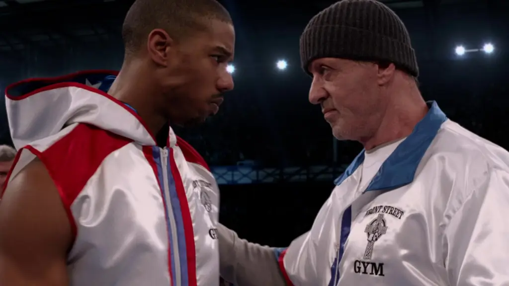 Adonis Creed (Michael B. Jordan) und Rocky (Sylvester Stallone) stehen sich gegenüber und bereiten sich auf einen Kampf vor  | Die 5 besten Box- und Kampfsportfilme