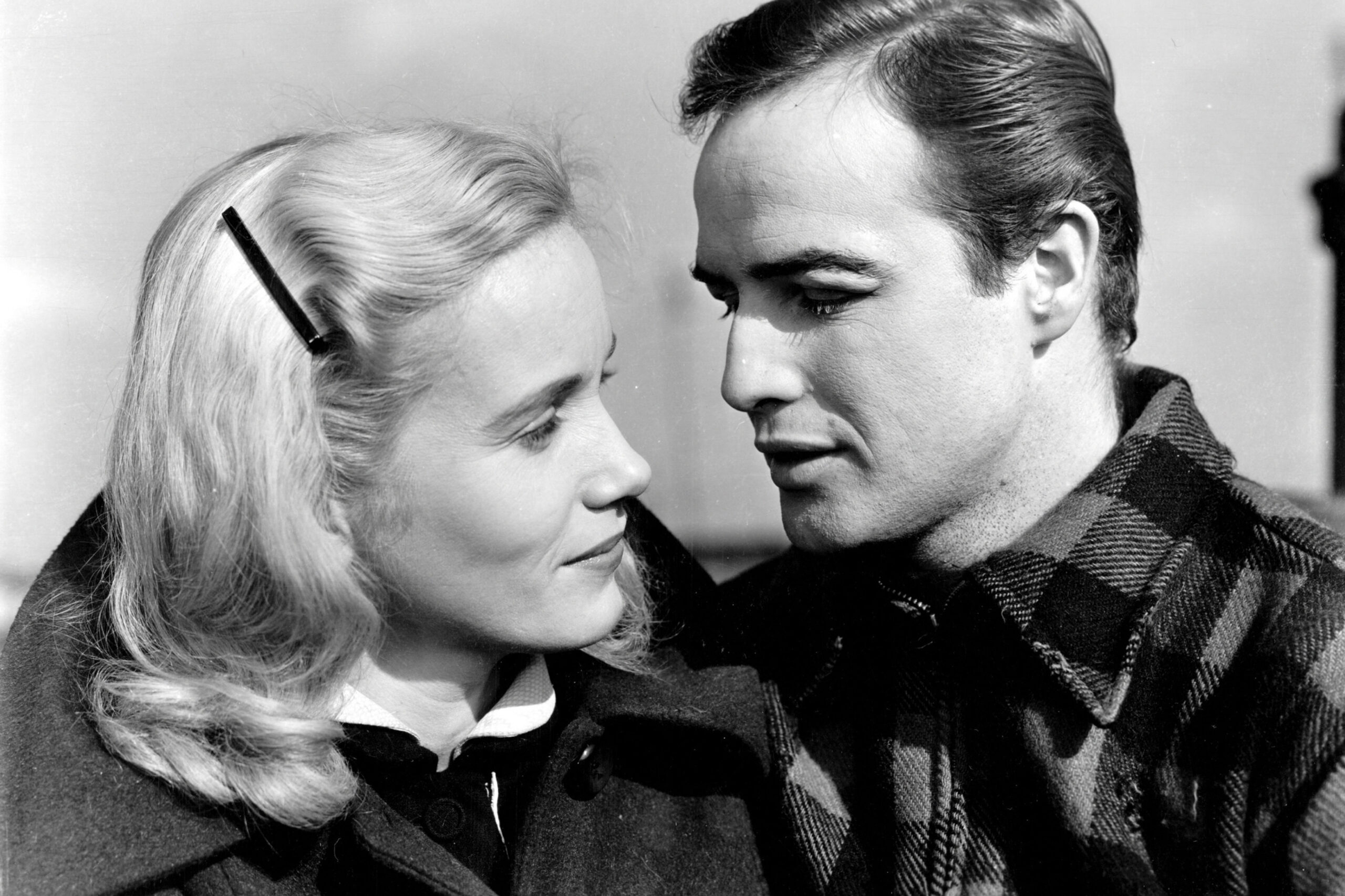 Das Bild zeigt Marlon Brando (rechts) und Eva Marie Saint im Film "Die Faust im Nacken" | Top 5 Oscar-prämierte Filme