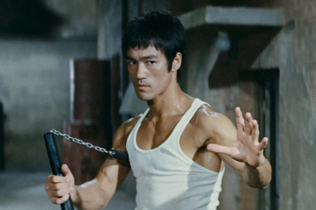 Das Bild zeigt Bruce Lee in seiner Rolle des Tang Lung im Film "Die Todeskralle schlägt wieder zu" | Themenübersicht Februar 2026