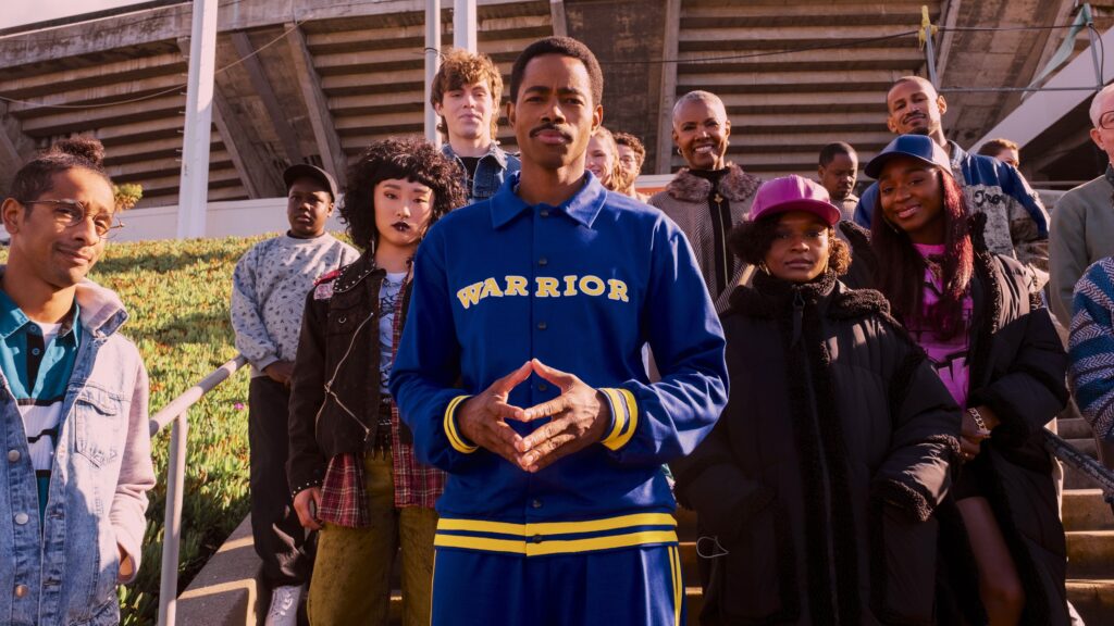 Das Bild zeigt eine Gruppe von Menschen in einer Szene des Films "Freaky Tales". Einer der 5 besten Geheimtipps 2025