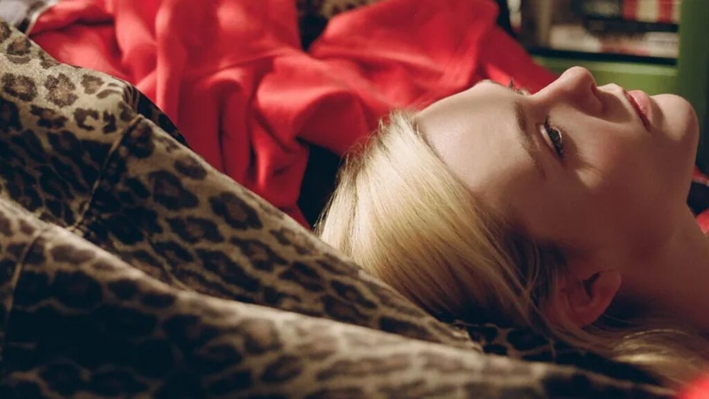 Eine Frau liegt auf einem Bett und schaut nach oben. | Top 5 Serien-Neustarts 2026