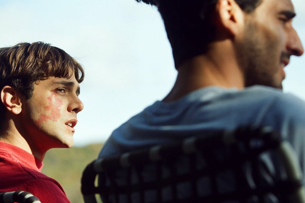 Das Bild zeigt Matthias (Gabriel D’Almeida Freitas) und Maxime (Xavier Dolan) nebeneinander sitzend im Film "Matthias & Maxime" | Media Monday #760